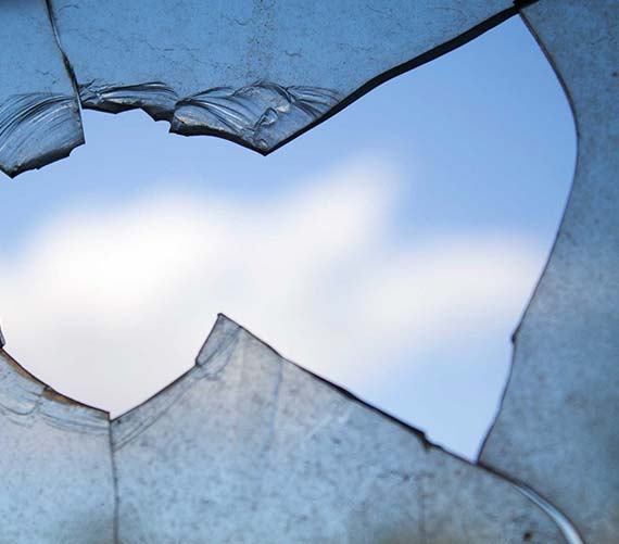 une vitre en verre cassée