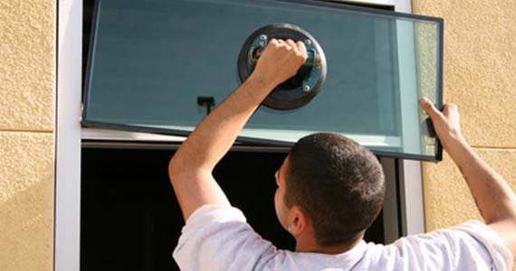 artisan vitrier qui travaille sur une fenetre