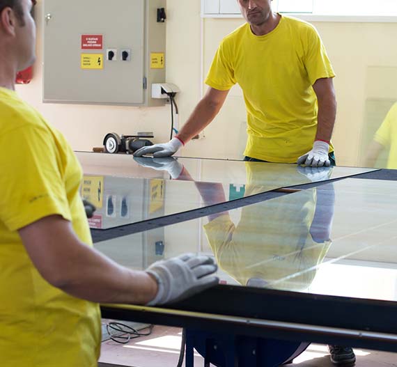 des vitriers professionnels en train de travailler sur du verre