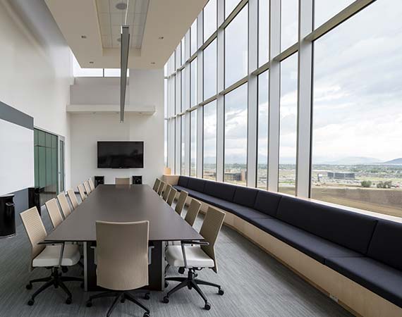 une salle de réunion avec de grandes baies vitrees